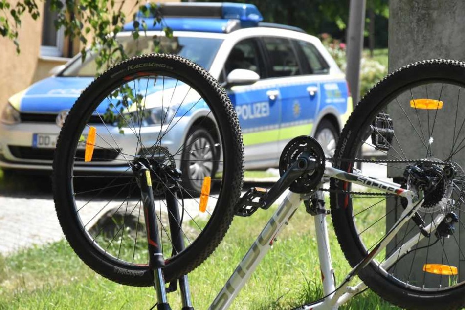 Zwei Radfahrer stürzten am Dienstag, nun sucht die Polizei Zeugen. (Symbolbild)