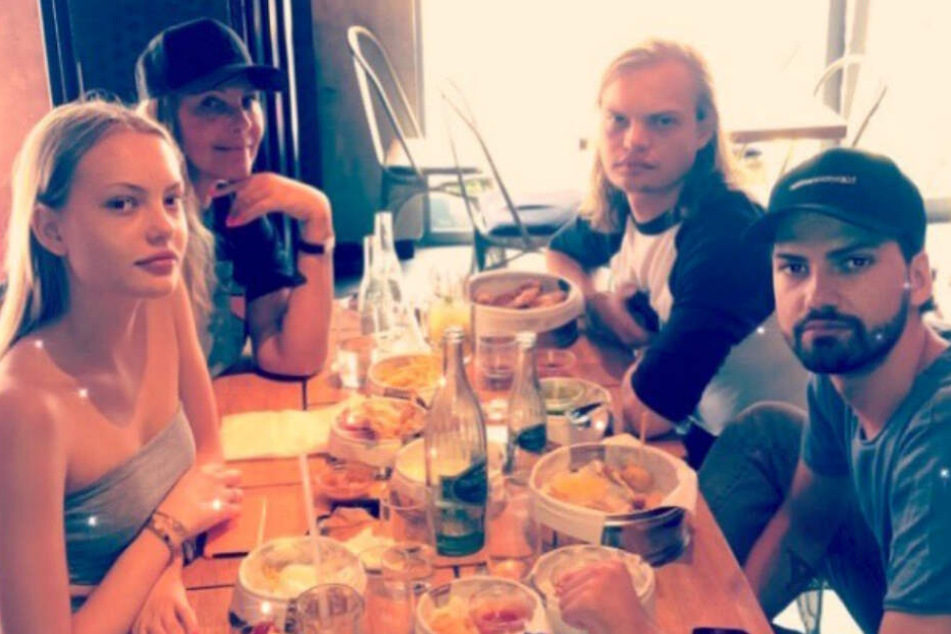 Cheyenne Savannah, Natascha, Wilson Gonzalez und Jimi Blue beim Essen (von l. nach r.).