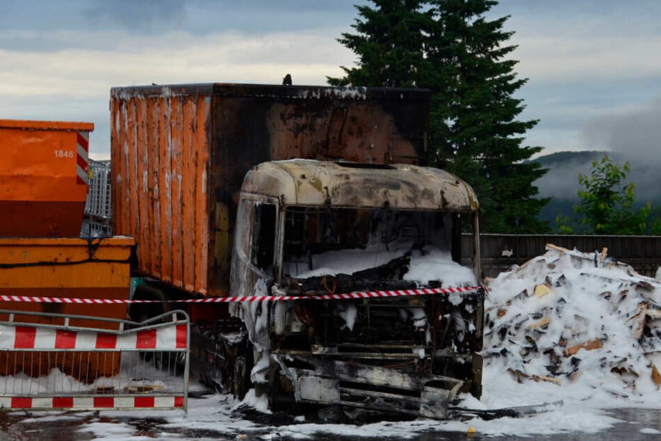 Der völlig ausgebrannte Lkw.