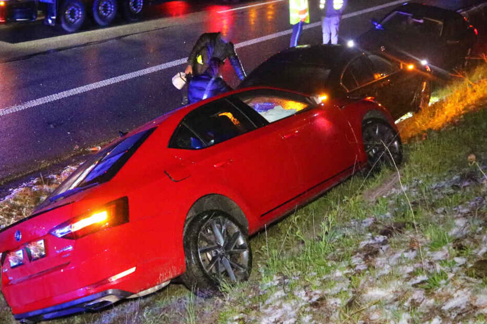 Auf der Autobahn 7 in Bayern sind mehrere Autos in beiden Fahrtrichtungen kollidiert.