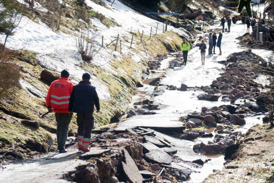 Ein nächtliches Hochwasser hat diese Straße in St. Blasiens Stadtteil Menzenschwand unterspült.