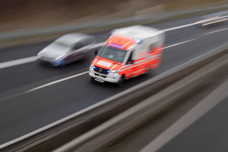 Der 19-jährige Baustellenmitarbeiter wurde lebensgefährlich verletzt und von den Rettungskräften in einer Klinik untergebracht. (Symbolbild)