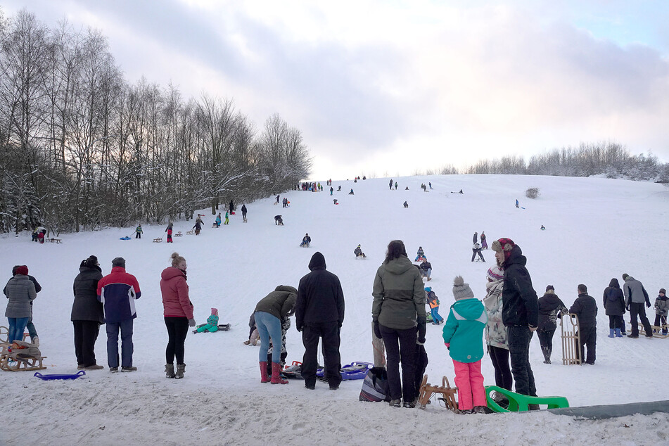Auf schneebedeckten Hängen in der Nähe möglich: Rodelspaß mit den Kindern.