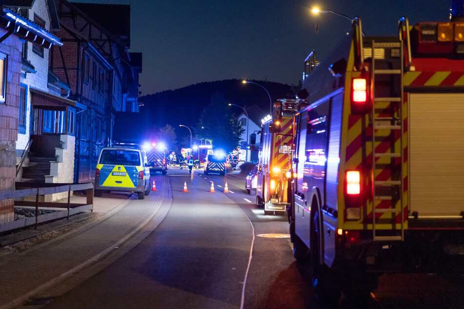 Brände in Thüringen fordern mehrere Verletzte, Gebäudeteile stürzen auf Fahrzeuge