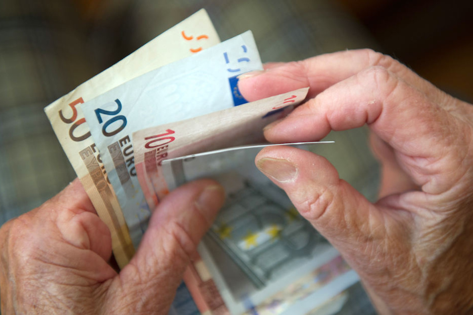Wie geht es mit dem Geld von Millionen Rentnern über das Jahr 2025 hinaus weiter? (Symbolbild)
