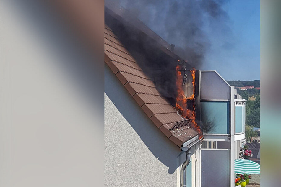 Aus dem Dachgeschoss schlugen zwischenzeitlich sogar Flammen.