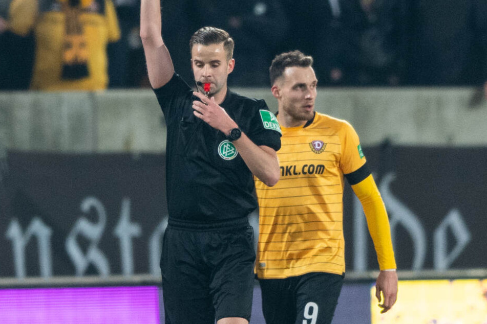 Der Aufreger des Spiels. Schiri Bacher nimmt den Treffer zurück.