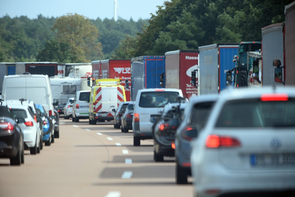 Die Polizei appelliert, wie wichtig das Bilden einer Rettungsgasse bei Unfällen auf Autobahnen ist. (Symbolfoto)