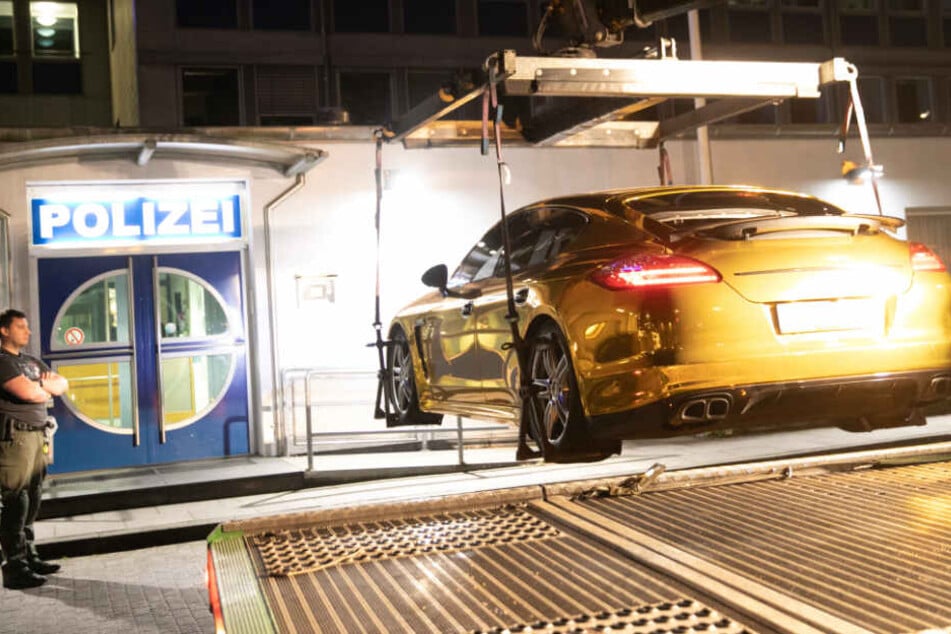 Die Polizei beschlagnahmt ein Fahrzeug, das mit Goldfolie überklebt ist.