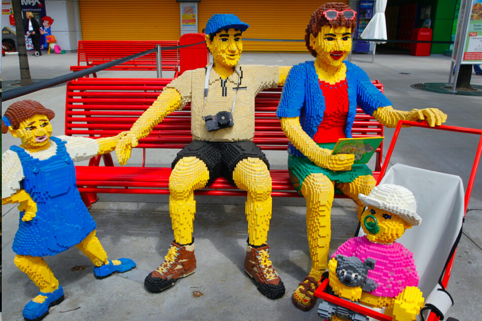 Eine Familie aus Legosteinen ist im Legoland Günzburg aufgebaut.