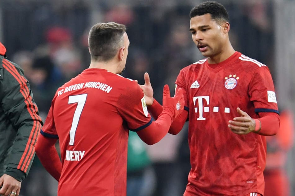 Serge Gnabry (r.) musste den Platz mit Oberschenkelproblemen vorzeitig verlassen.