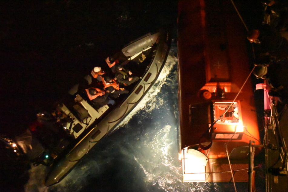 27 Menschen konnten von der Crew des britischen Kriegsschiff "HMS Argyll" gerettet werden.