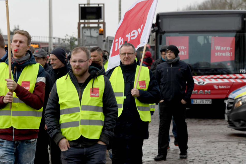 Streikende Busfahrer der Kieler Verkehrs Gesellschaft (KVG) starten zu einem Demonstrationszug.