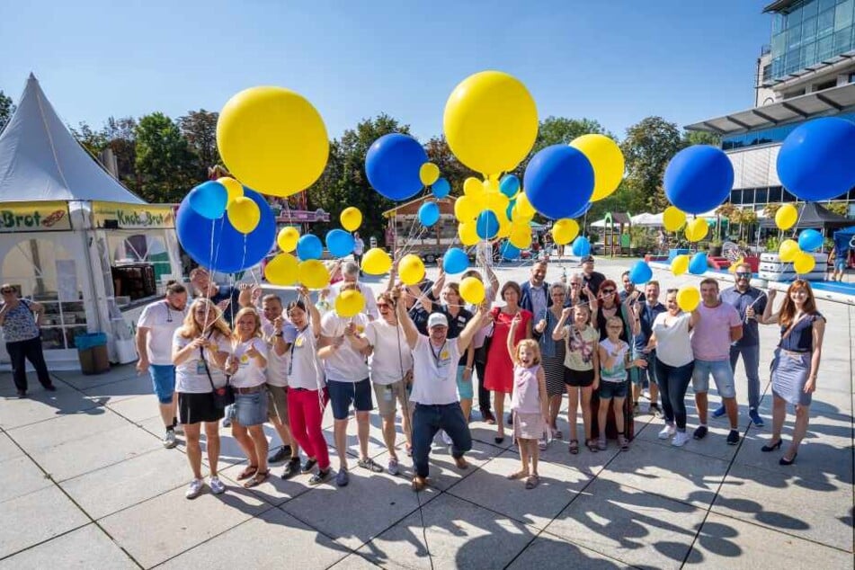 Auf dem Seeberplatz eröffneten Veranstalter Sponsoren und Bürger gemeinsam mit Luftballons in Stadtfarben das Bürgerfest.