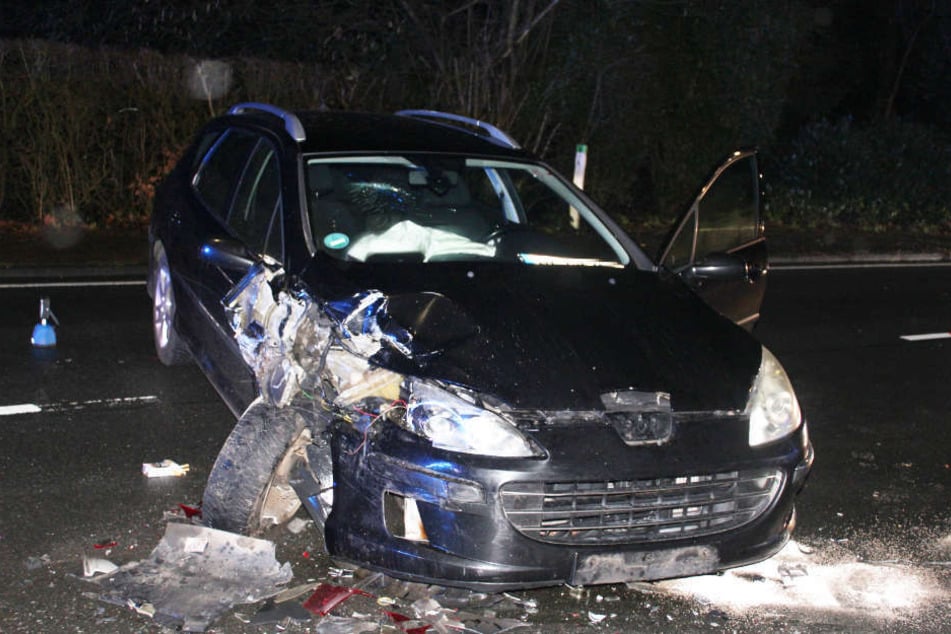 Der Peugeot wurde bei dem Crash in Burscheid erheblich beschädigt und musste abgeschleppt werden.
