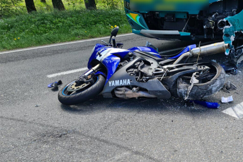 Motorrad kracht in Reisebus: Ein Verletzter bei schwerem Unfall im Harz