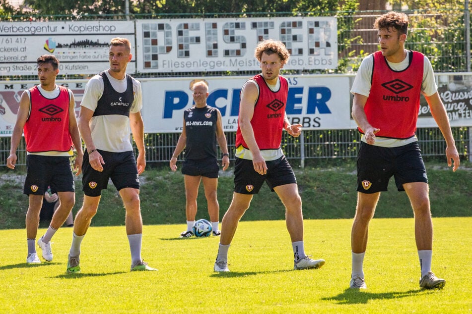 Zwischen Claudio Kammerknecht (24, l.), Kevin Ehlers (22, 2.v.r.) und Jakob Lewald (24, r.) sieht Markus Anfang (h.) noch eine Lücke.