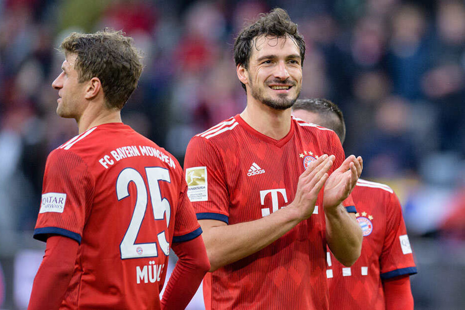 Innenverteidiger Mats Hummels (30, r.) im roten Trikot des FC Bayern München.