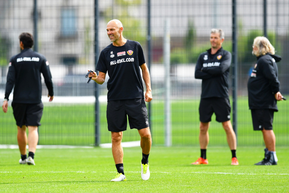 Dynamo-Coach Alexander Schmidt (52, v.) hat nach der 0:3-Pleite vor der Länderspielpause keine bleibenden mentalen Schäden bei seinem Team festgestellt.