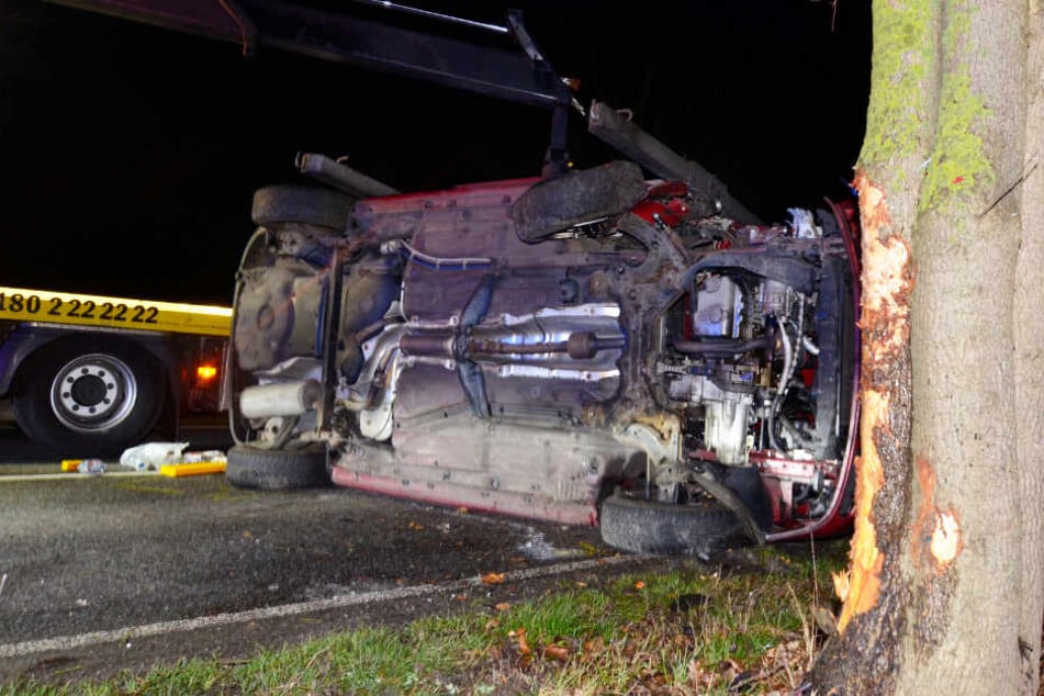 Der Wagen schleuderte nach dem Crash auf die Straße zurück, blieb auf der Seite liegen.