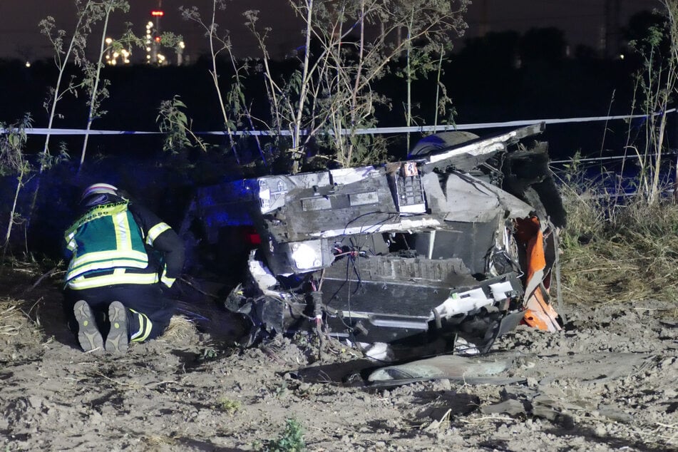 Durch den Aufprall wurde der Lamborghini in mehrere Teile gerissen.