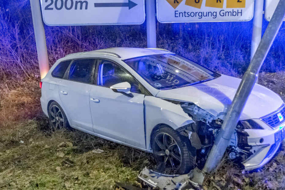 Der Fahrer wurde bei dem Unfall leicht verletzt.