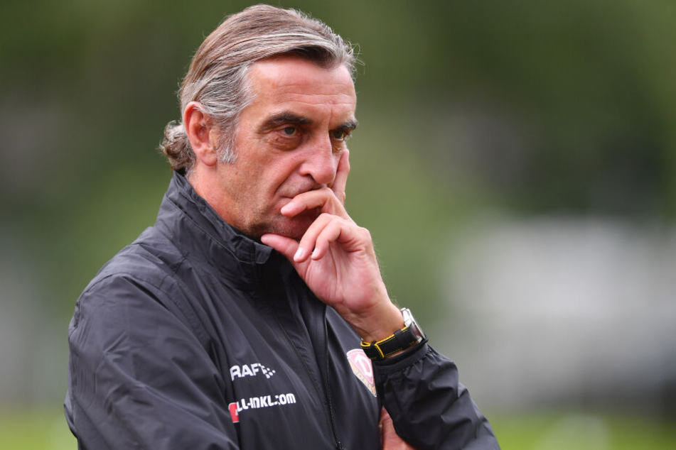 Dynamos Sportdirektor Ralf Minge verfolgt im Camp aufmerksam das Geschehen.
