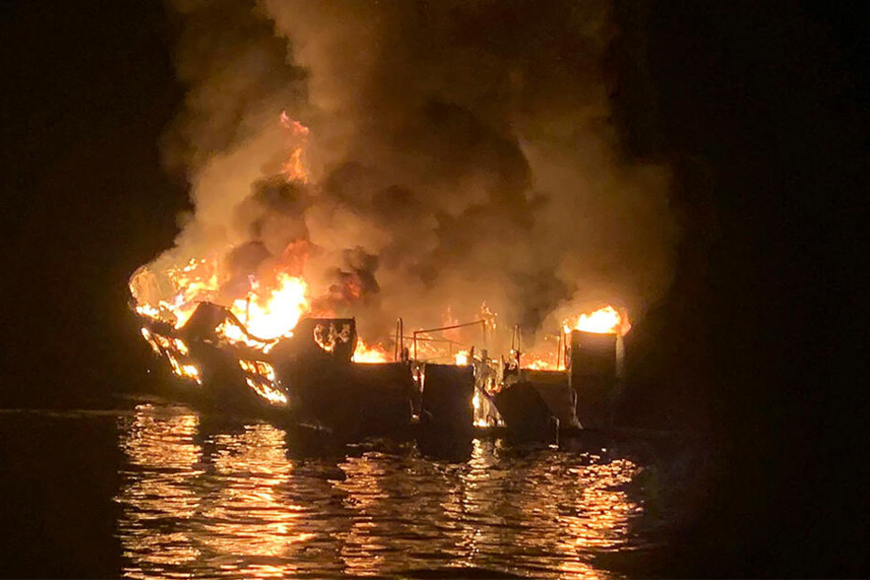 Auf diesem Foto, das von der Santa Barbara County Fire Department zur Verfügung gestellt wird, geht ein Tauchboot in Flammen auf, nachdem ein Feuer an Bord des Ausflugsschiffes ausgebrochen ist.