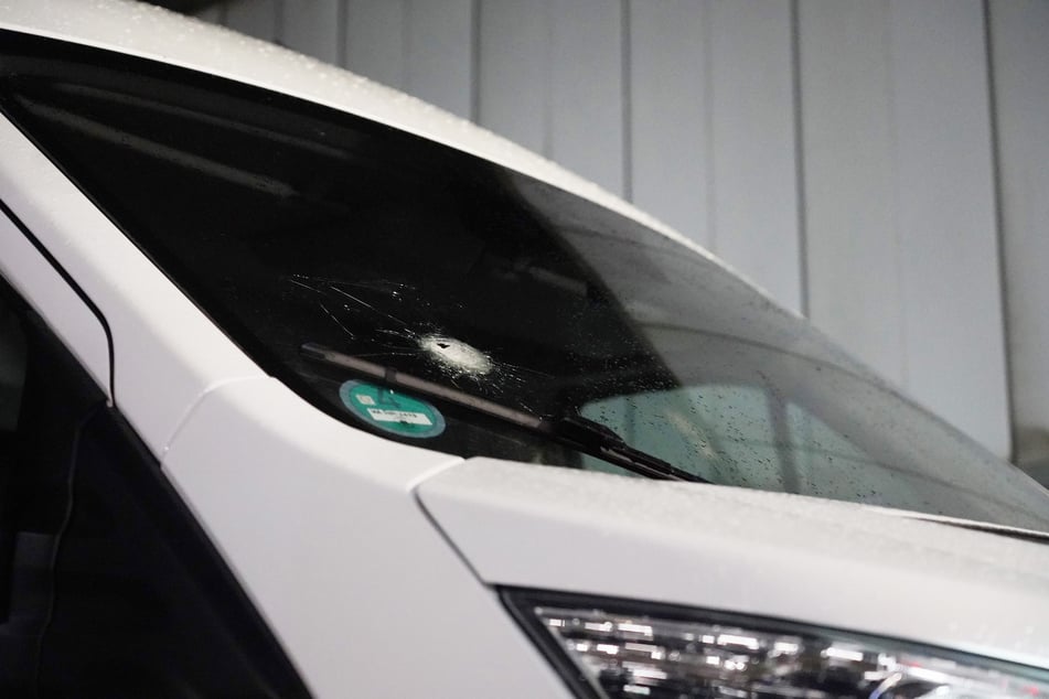 Ein Projektil schlug in der Frontscheibe des Transporters ein. Einer der Insassen wurde am Kopf getroffen und schwer verletzt ins Krankenhaus eingeliefert.
