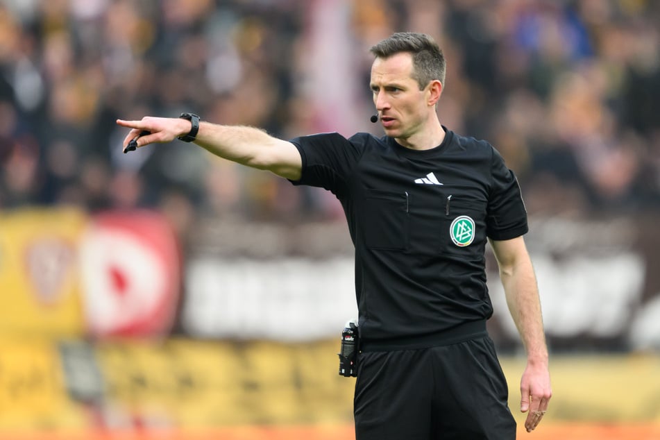 Schiedsrichter Lukas Benen (33) pfeift zum ersten Mal eine Partie des FC St. Pauli.