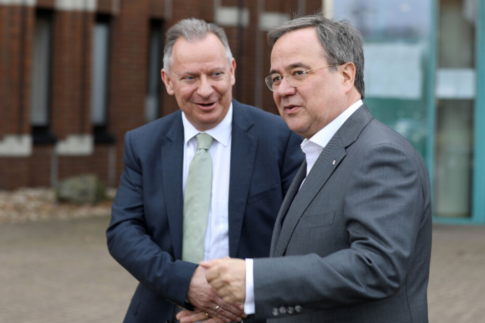 Armin Laschet (r, CDU), Ministerpräsident von Nordrhein-Westfalen, und Stephan Pusch, Landrat des Kreises Heinsberg, verabschieden sich nach einem Gespräch.