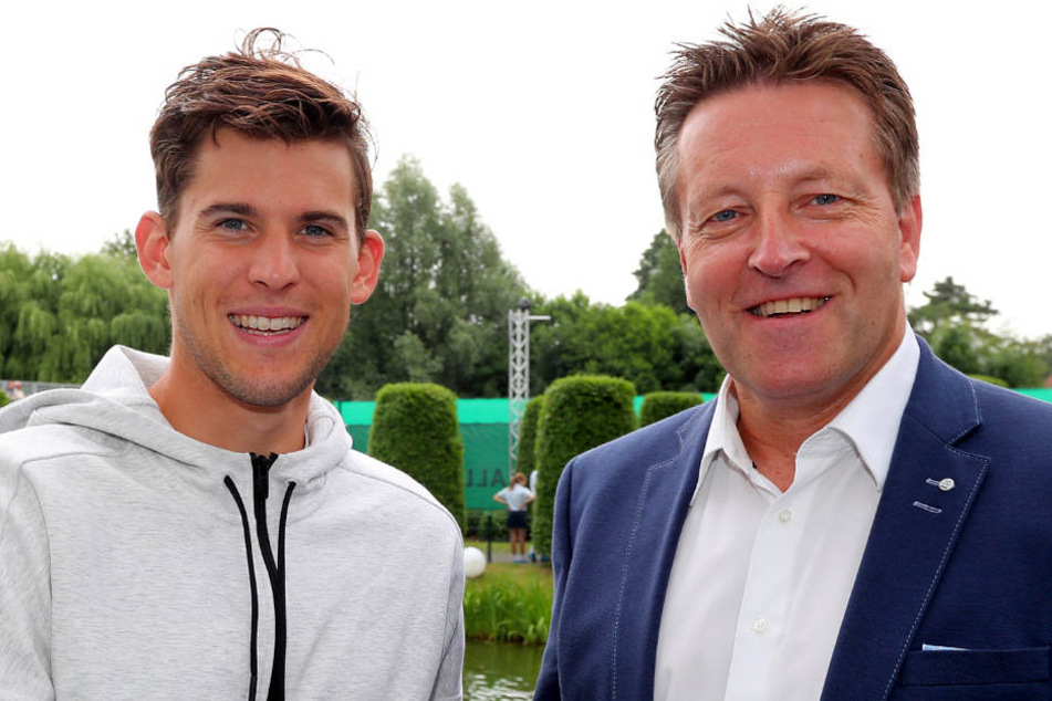 French Open-Finalist Dominic Thiem (links) ist in Halle (Westfalen) eingetroffen und wird von Turnierdirektor Ralf Weber im Gerry Weber Sportpark Hotel begrüßt.