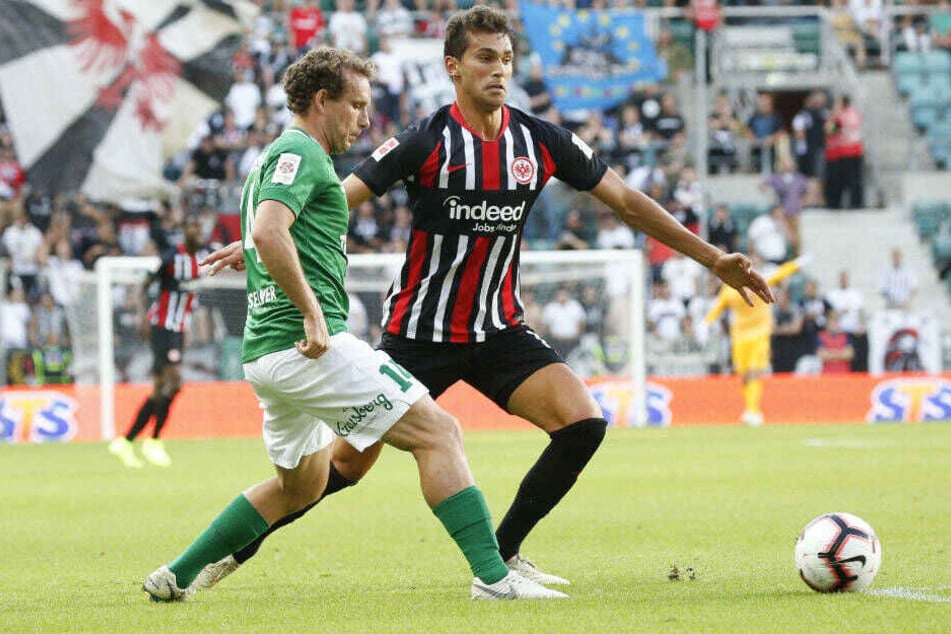 Eintrachts Lucas Torro (r.) im Zweikampf mi Konstantin Vassiljev (l.): Der Spanier schoss im Hinspiel das zwischenzeitliche 0:1 für die SGE.
