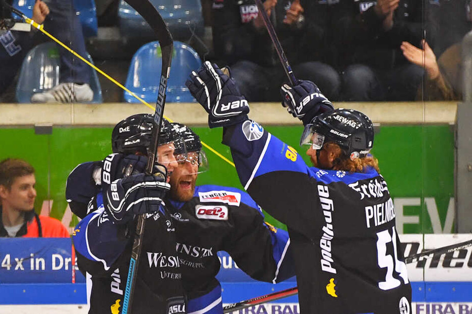 Der Schlussjubel von Timo Walther, Aleksejs Sirokovs und Thomas Pielmeier.