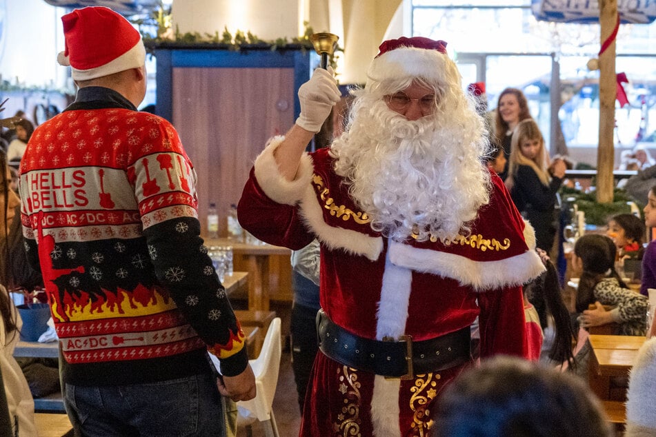 Kinder aus finanzschwachen Familien bekommen am Heiligabend-Vormittag im Berliner Hofbräuhaus ein kostenloses Weihnachtsessen. (Archivbild)