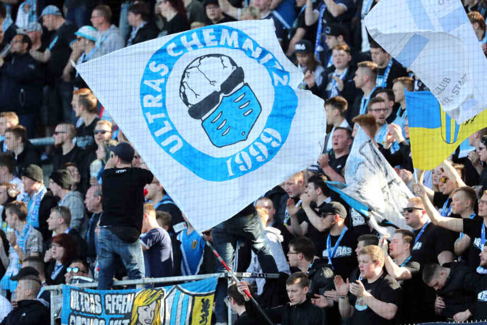 Das himmelblaue Fan-Lager ist gespalten. Ein großer Teil der Anhänger ist für den Kurs von Insolvenzverwalter Klaus Siemon, eine Minderheit strikt dagegen.