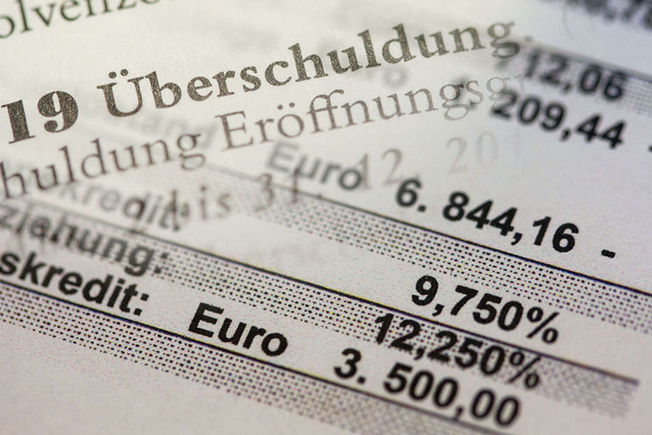 Die durchschnittliche Schulden der beratenen Berliner Betrug 2016 35.368 Euro. (Bildmontage)