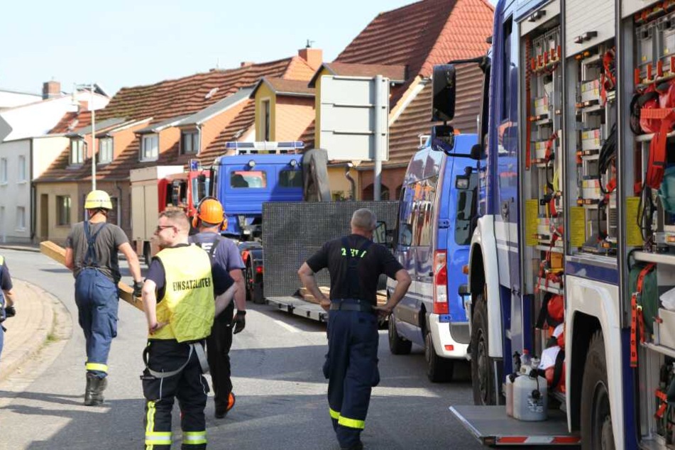 Der Traktor krachte in eine Hauswand.