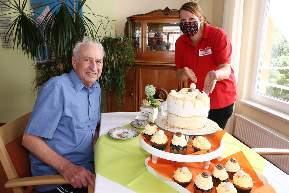 Lecker! Hobby-Konditorin und Pflegeassistentin Franziska Möckel überrascht Bewohner Ulrich Stöckel mit einer Torte und Cupcakes.