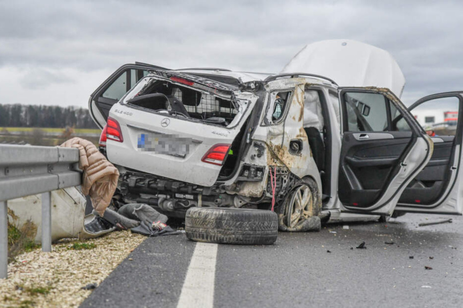 Immenser Schaden: Mercedes-SUV überschlägt sich mehrmals auf Bundesstraße!