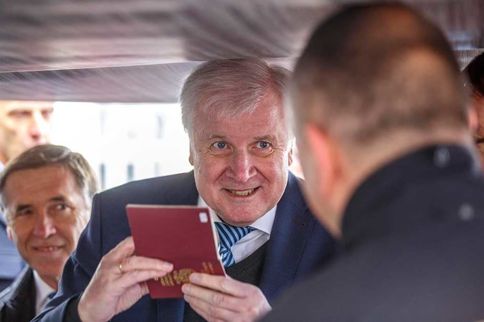 Horst Seehofer ließ sich die Aufgaben der Beamten erklären.