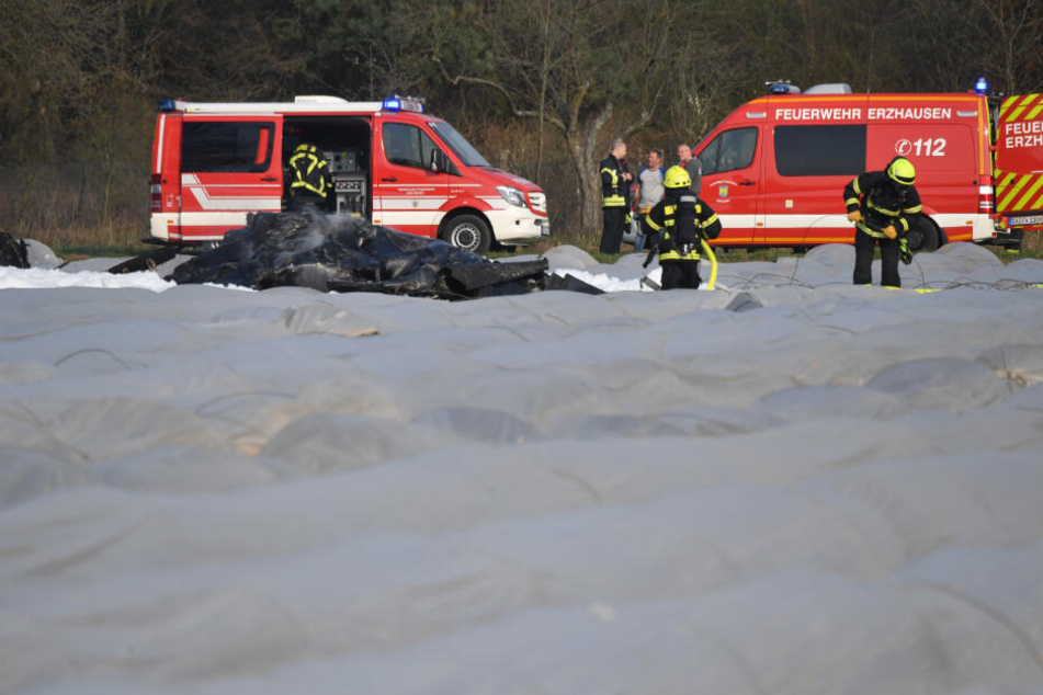 Von dem Flugzeug sind nur noch verkohlte Wrack-Teile übrig.