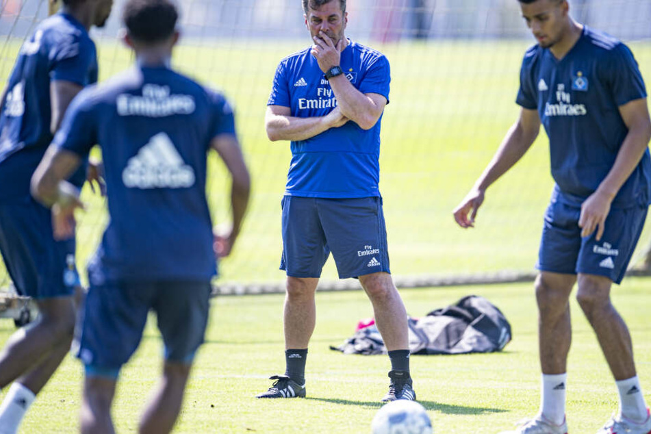 Hamburgs Trainer Dieter Hecking beobachtet die Spieler beim Trainingsauftakt.