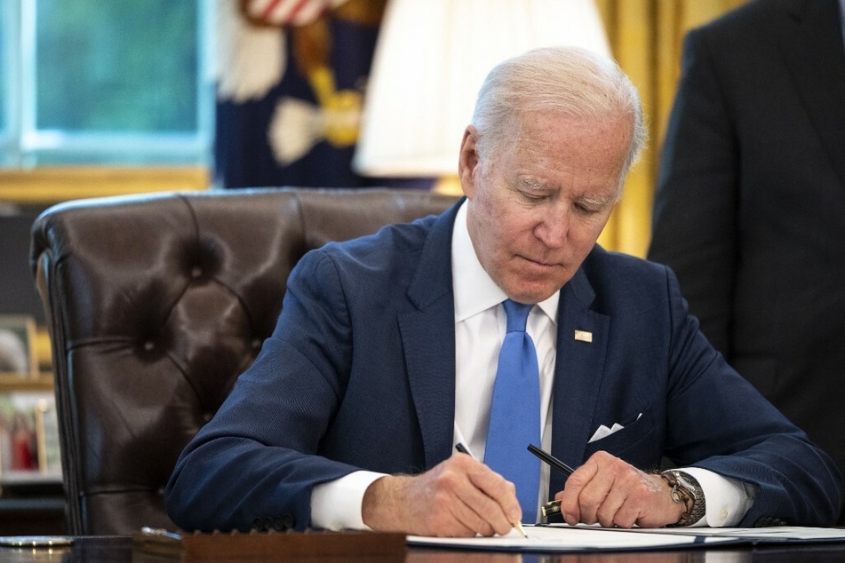 US-Präsident Joe Biden (79) bei der Unterzeichnung des Gesetzes.