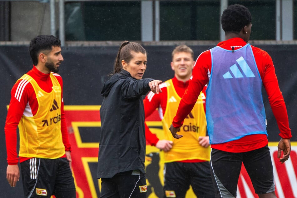 Marie-Louise Eta (34) gibt ihren Spielern im Training klare Antworten.