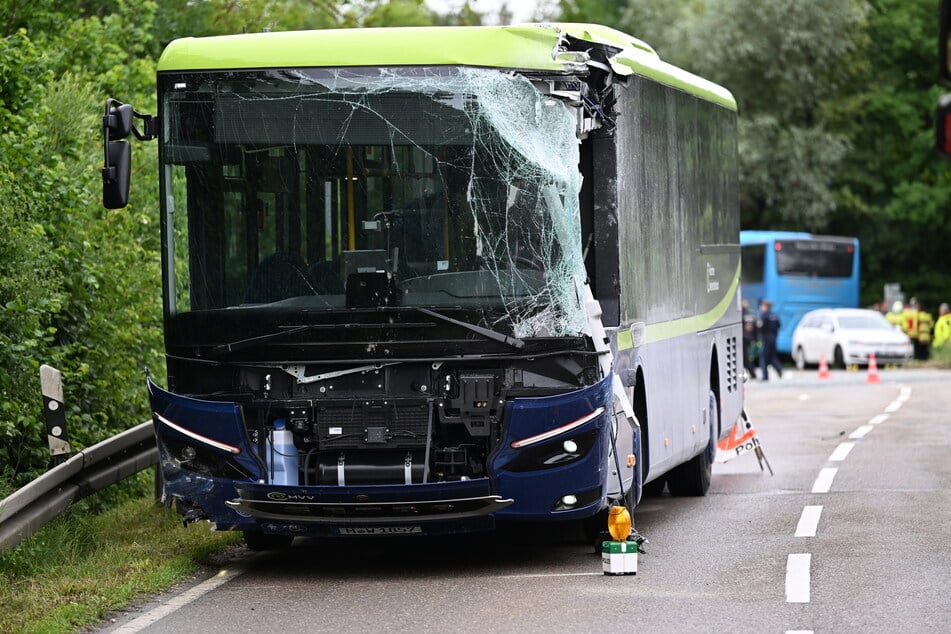 Der beschädigte Linienbus steht an der Unfallstelle.