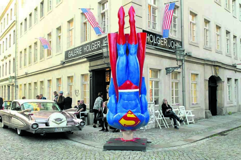 Bruchlandung vor der Galerie: Der Supermann von Marcus Wittmers steckt im Pflaster fest.