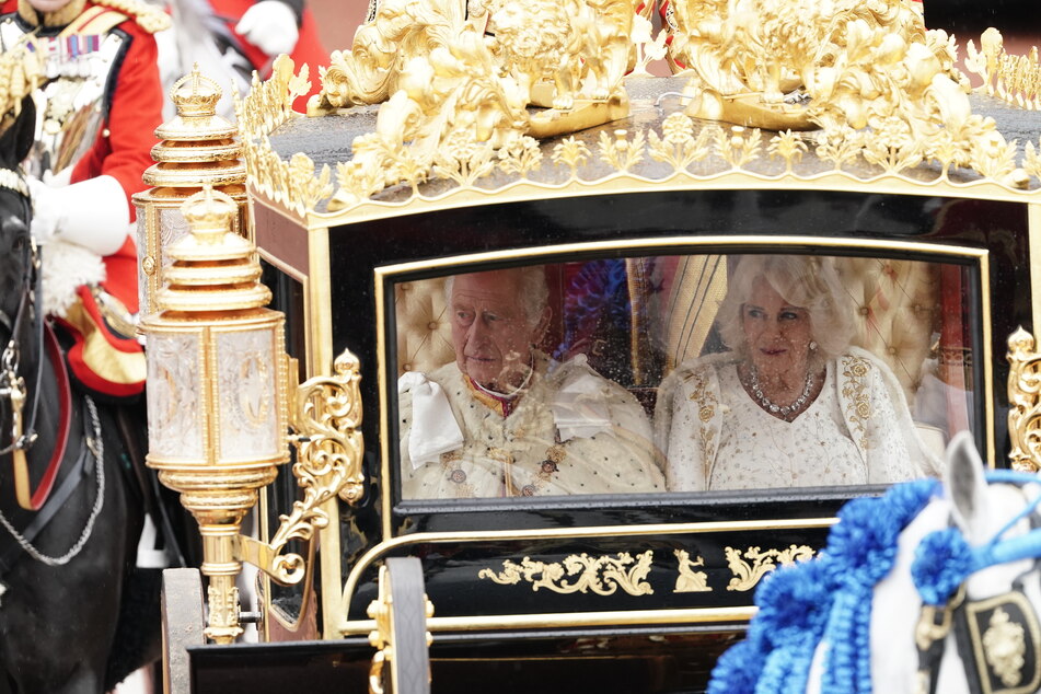 König Charles III. (74) und Königsgemahlin Camilla (74) sitzen auf dem Weg zur Krönungszeremonie in der Staatskutsche zum Diamantenen Jubiläum.