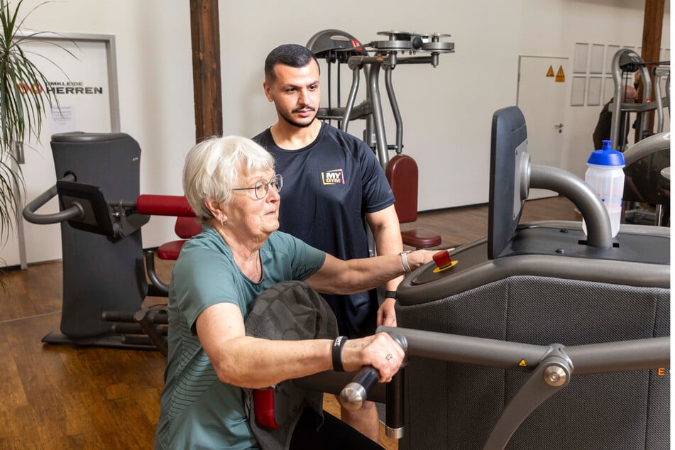 Neue Farben und neue Kleidung für Studioleiter Alfred Daniel (29), der hier gerade Helga Jung (81) betreut.