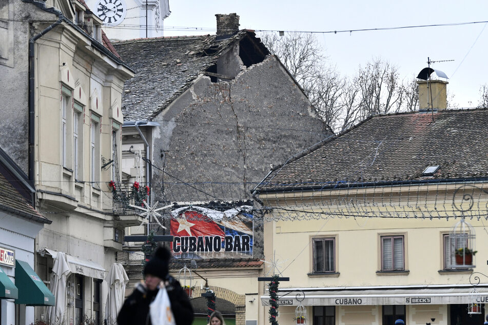 Das Erdbeben hinterließ vor allem Schäden an Gebäuden wie hier ein beschädigtes Dach in Sisak.